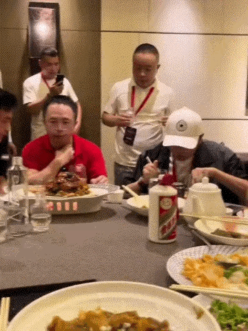 没地位！偏要去敬酒！要是马化腾去，红衣教主估计早就低头哈腰了！[笑着哭]