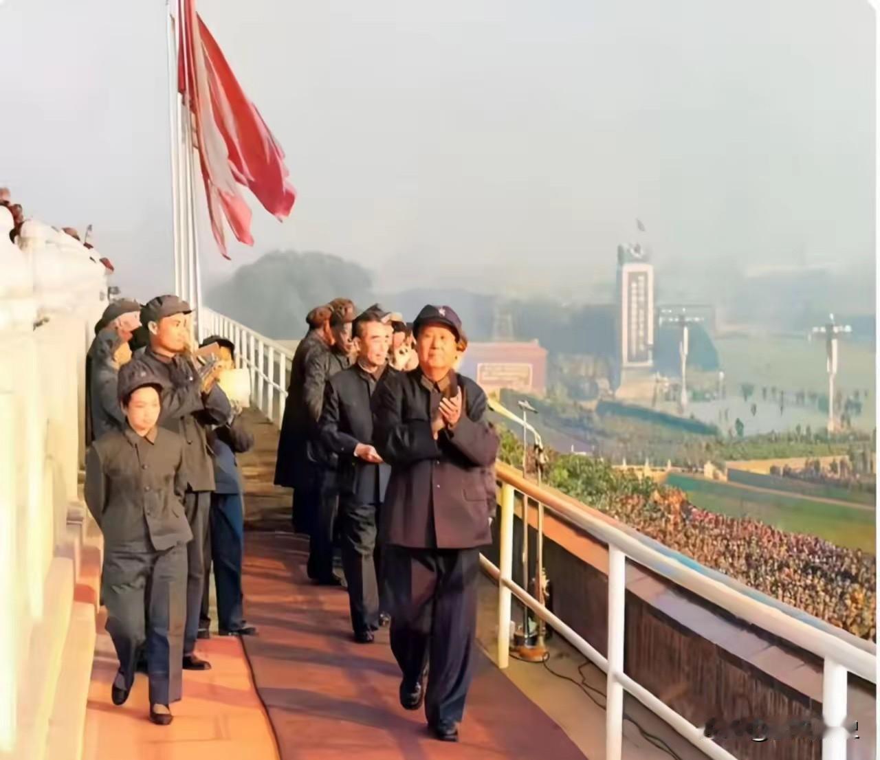 这张珍贵合影拍摄于1966年，毛主席在天安门城楼上接待人民群众的珍贵老照片，只见