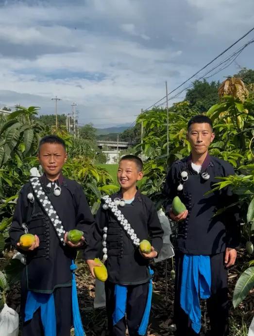 9年前，他还是个刚中专毕业的20岁小伙，却一手接过了姐姐留下的三个“拖油瓶”。​