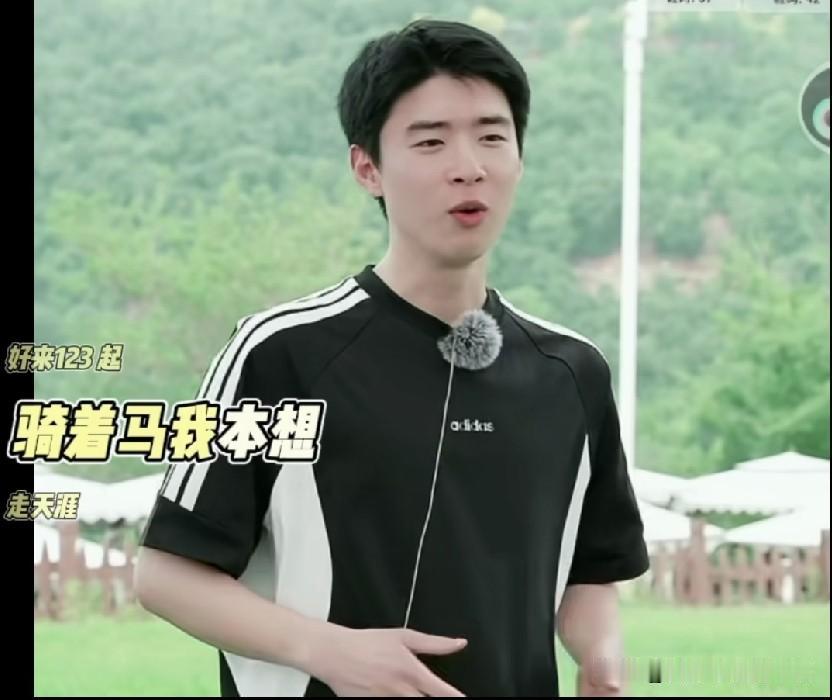 不拉不踩，新主播泓廷比老主播优秀。今第一次听到泓廷唱歌，清唱都这么好听。旁边