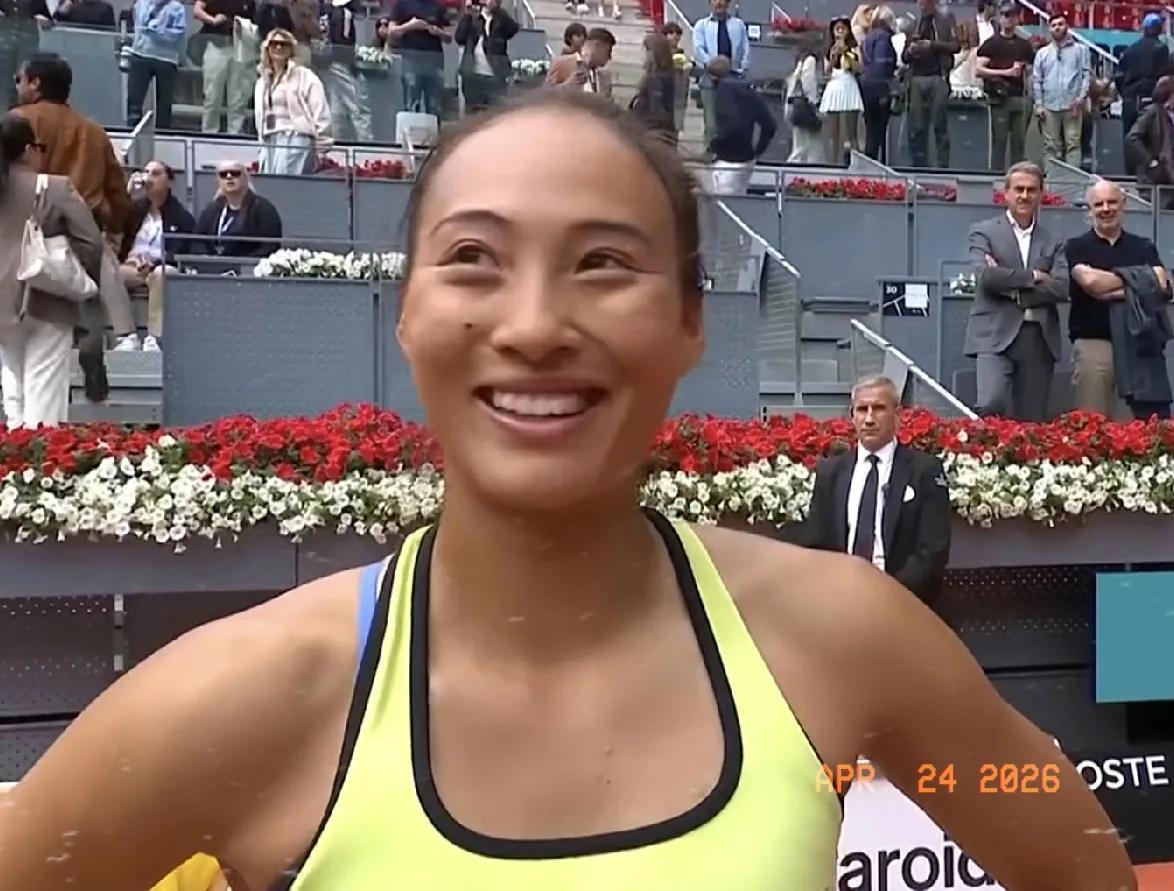 郑欣文赢了！决胜盘第9局，郑欣文顶住了肯宁的反扑，带出2个赛末点，连拿4分，锁