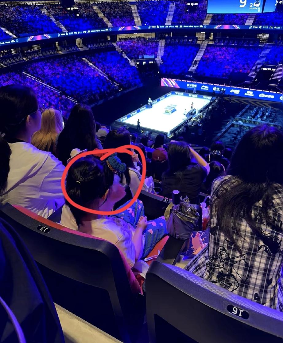 在莎莎和高达比赛现场，观众席出现紧张的一幕。进行到第五局焦灼时，前排的观众一边哭