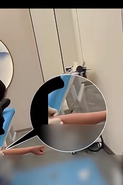 黑诊所放血疗法地面血流成泊我的天，这也太吓人了，怎么还有人要去诊所，搞这种，这哪