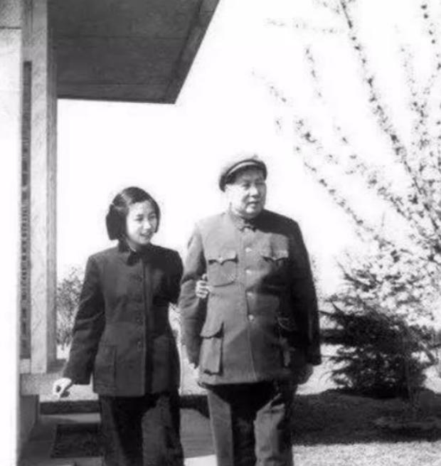 毛主席去世后，中办让李讷领回主席遗产，李讷落泪：这是父亲唯一留给我的……198