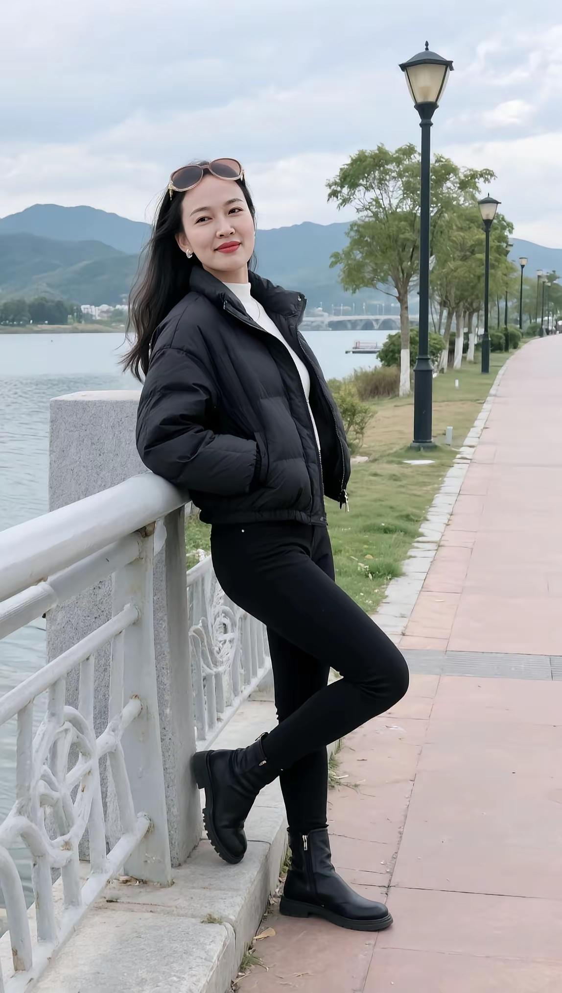 靠栏杆好身材好气质保持微笑乐观