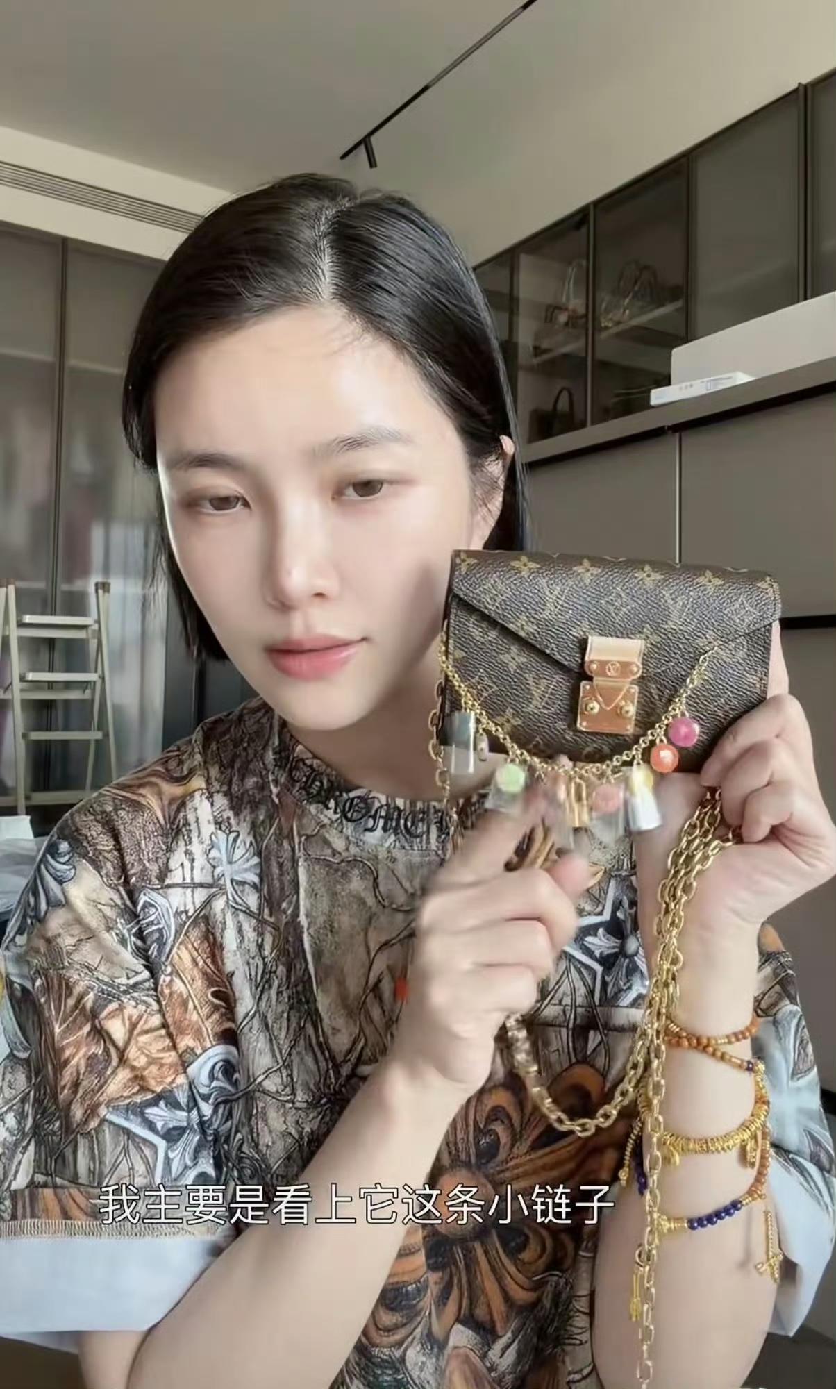 杜淳对妻子真是宠爱有加！王灿手上戴着四条金手链，购物时更是尽显奢华，不仅频频选购