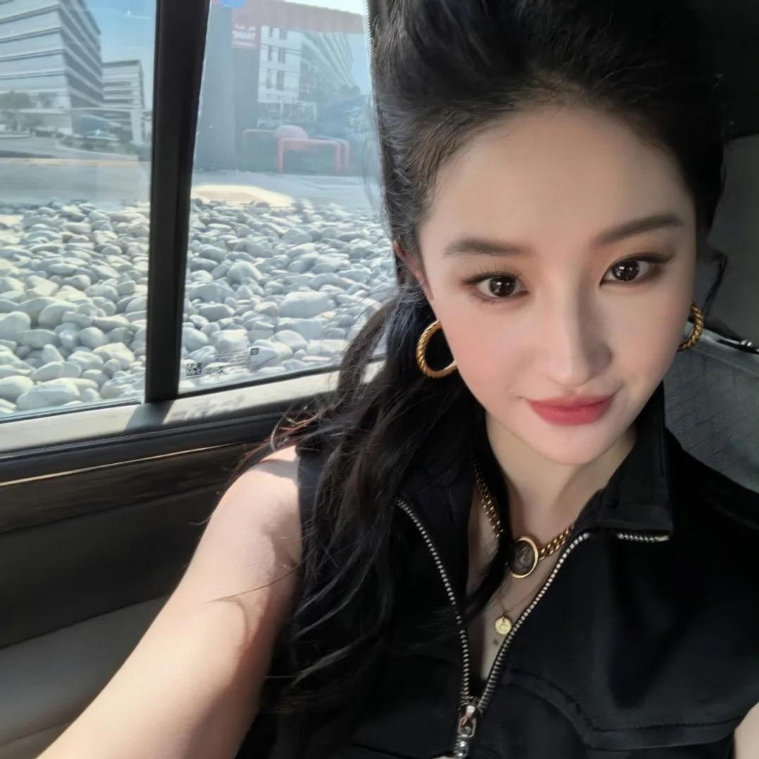 老天！刘亦菲这是吃了防腐剂吧？38岁嫩成18岁！刘亦菲这状态绝了！没滤镜