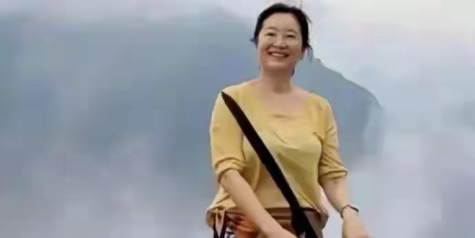 69岁的林青霞居然一点不装，没做医美，照片真实得像就站我跟前！​​​