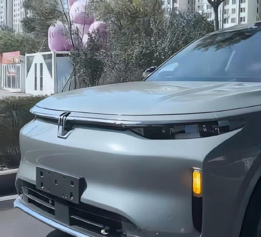 魏牌那台测试的全尺寸的带后轮转向的且还有高阶辅助驾驶的SUV无伪装前脸图来了！应