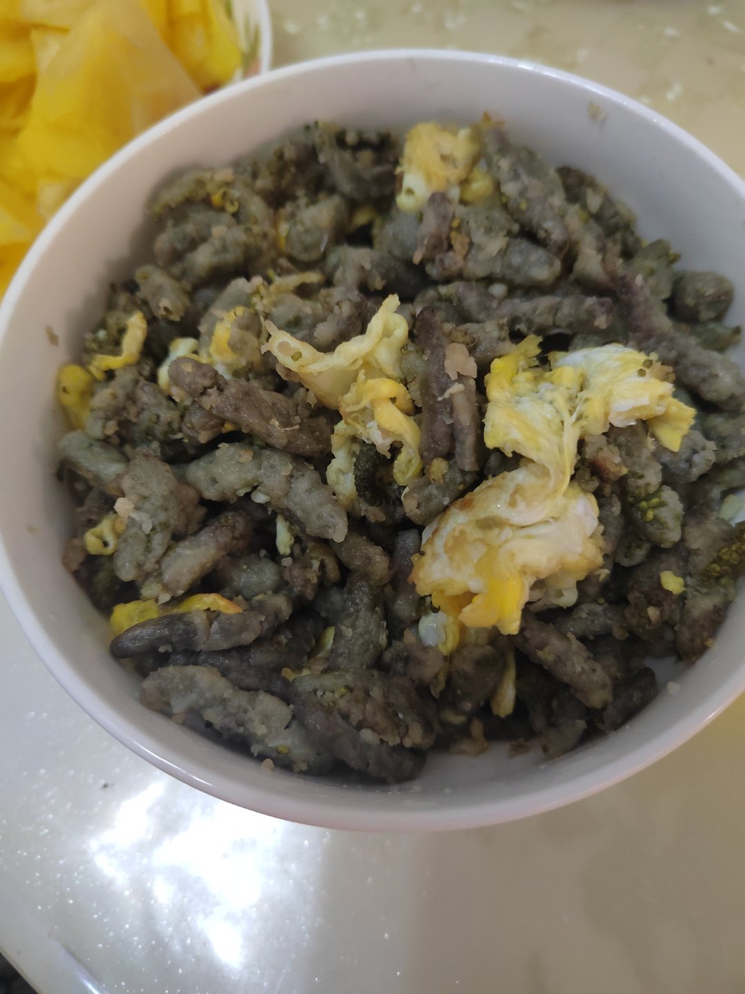 看着姐妹们餐桌上琳琅满目的晚餐，再看看我碗里的草，妥妥的牛马本牛。今日晚餐：炒“