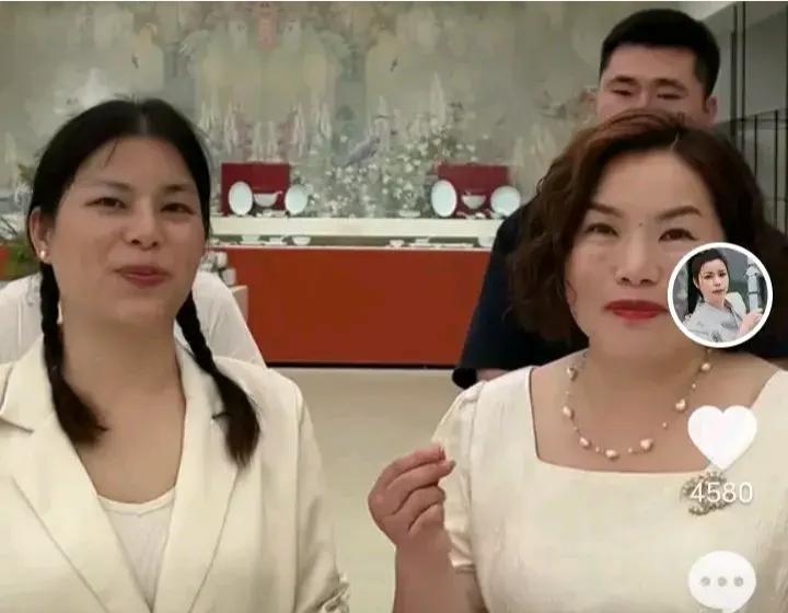 太好了，妞妞明天卖景德镇陶瓷了！这个消息真的令人振奋，因为最近马上开52了，