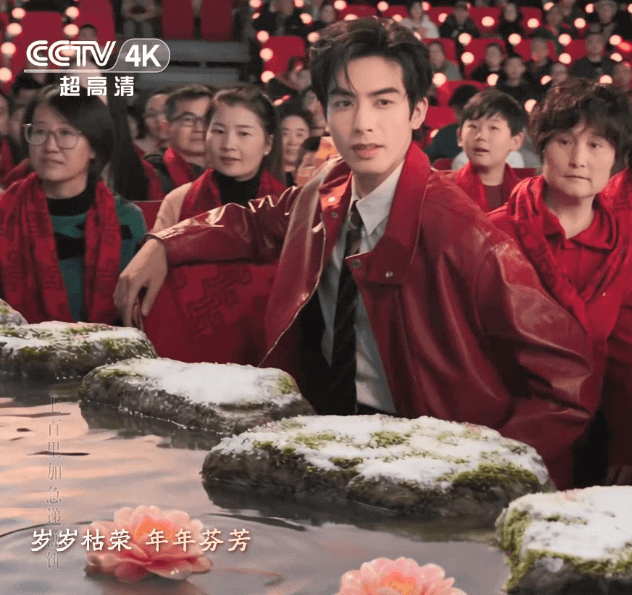 宋威龙不愧是95颜霸。春晚颜值大赛冠军级别的选手。春晚