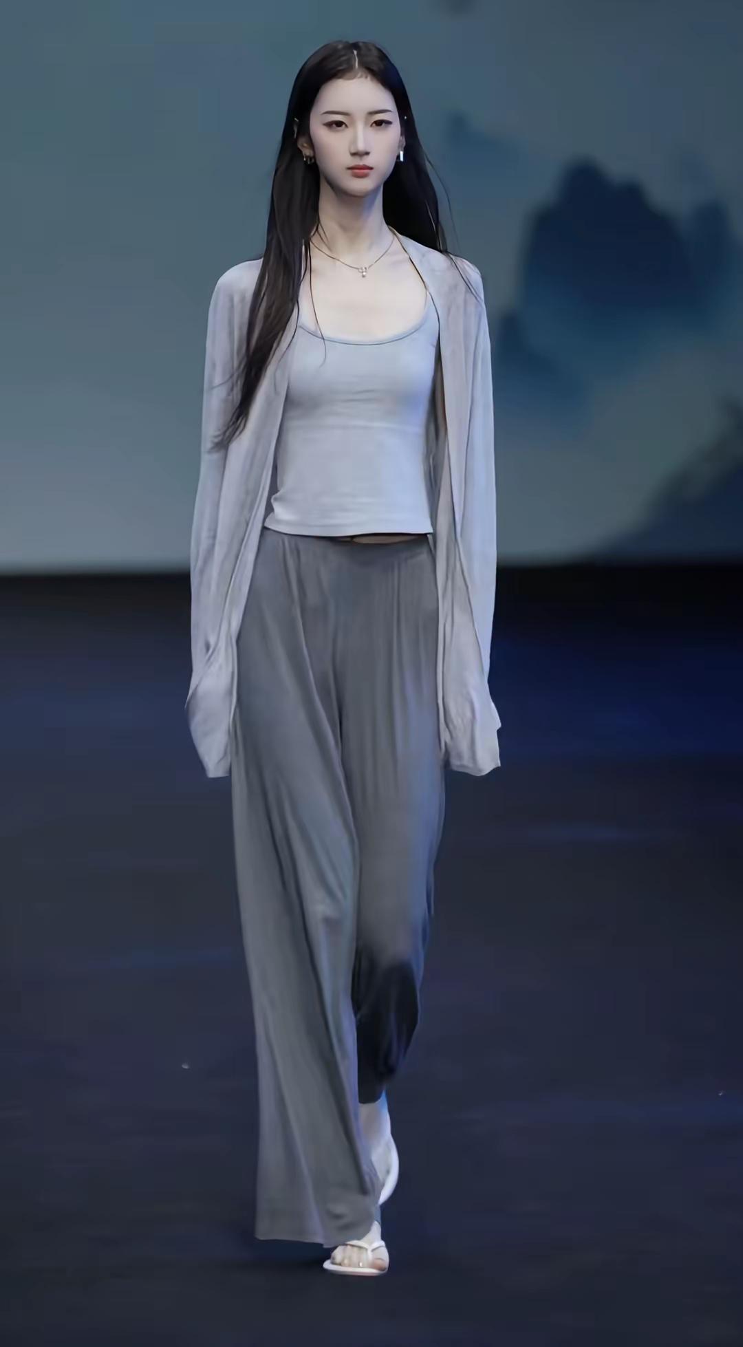 简约风穿搭，轻松自在，随性自然。随手拍一张你所在城市的蓝天景色如何将半身裙穿出