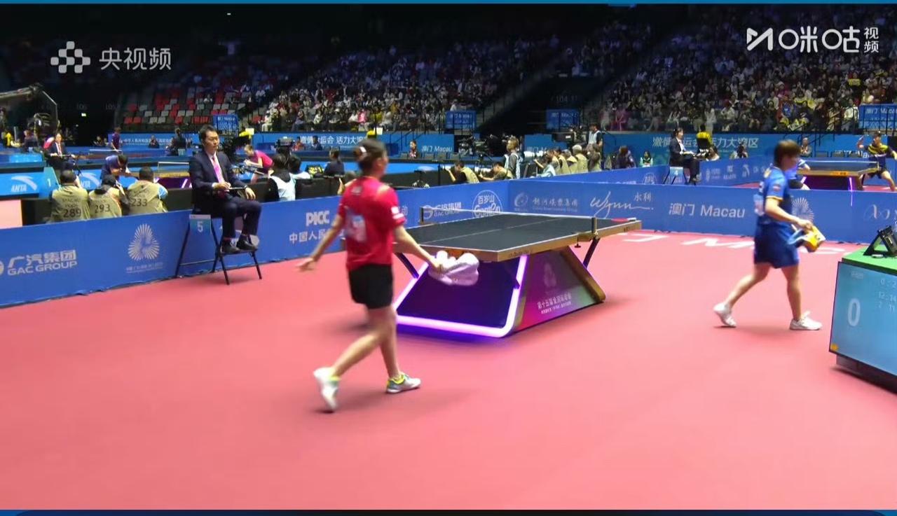 李雅可火力全开啊[笑着哭]！前两局李雅可14-12，11-7领先朱雨玲！但接下