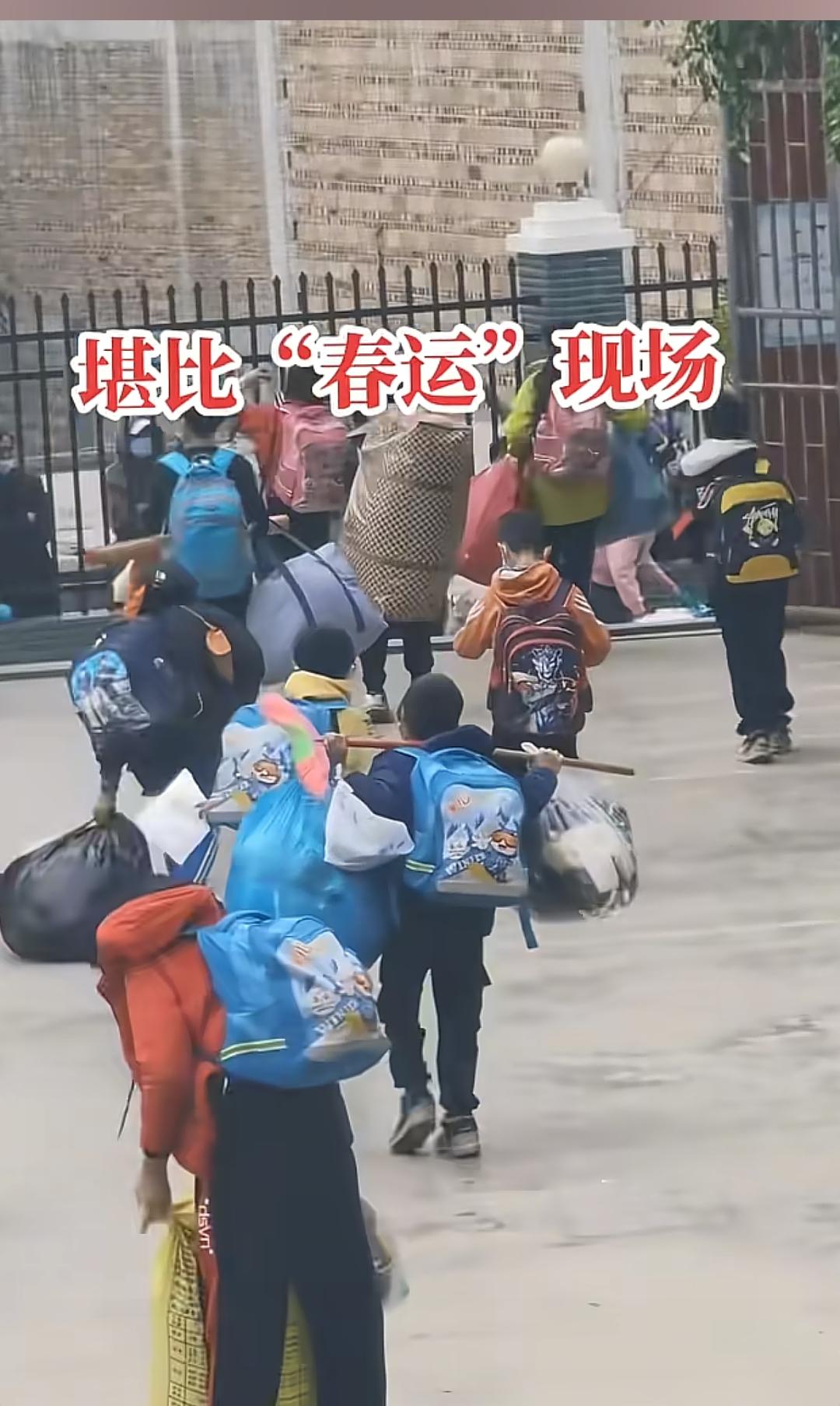 二十年前的春运场景又回来了二十年前的春运场景又回来了，但这不是火车站，汽车站，