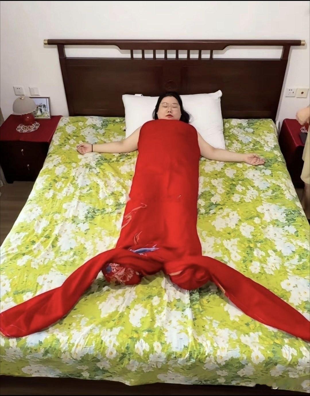 一个是马王堆开棺现场，一个是梦中洞房花烛夜。