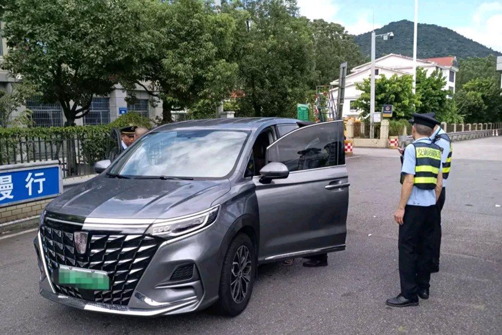 8月18日厦门凤南高速出口，又有双证网约车司机“栽了”。司机连某车上6名乘客全走
