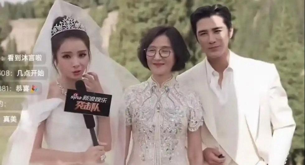 麦迪娜婚礼上把婆婆请到镜头前感谢，婆婆当场感动落泪，原来谈恋爱时公婆就买房只写她