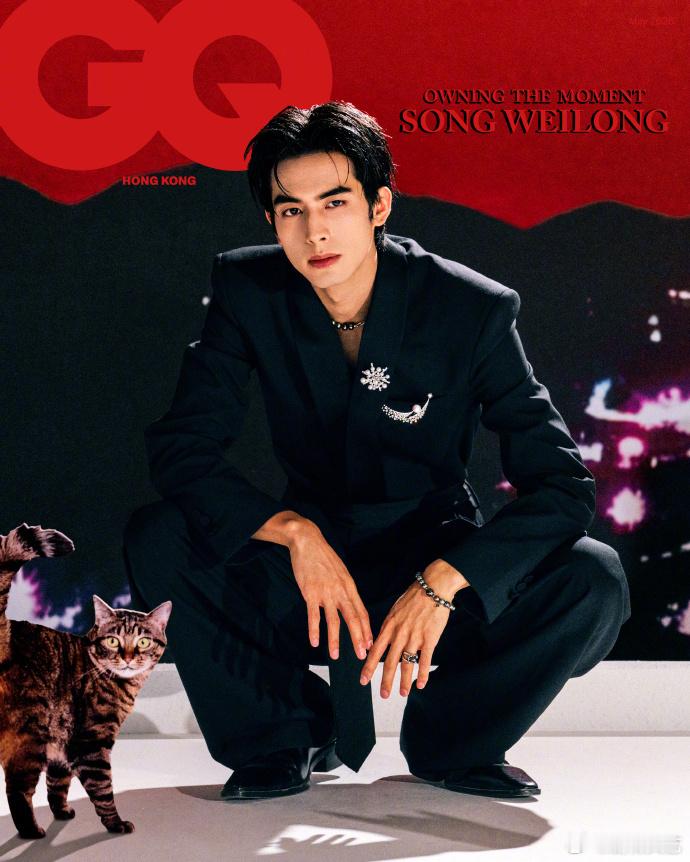 宋威龙GQ封面释出谁懂啊！宋威龙这组GQ大片帅到失语！黑西装配珍珠饰品又野又贵