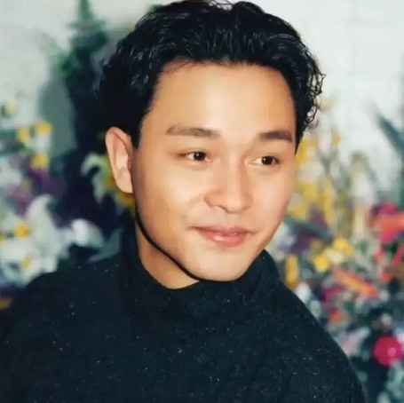 1992年，《霸王别姬》杀青宴上，张国荣突然把杯子往地上一摔，指着一个男人大骂: