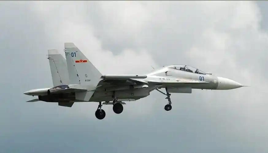 苏30战机和同框对比，视觉冲击力简直太强了！这哪里是同一量级的较量，分明是重量级