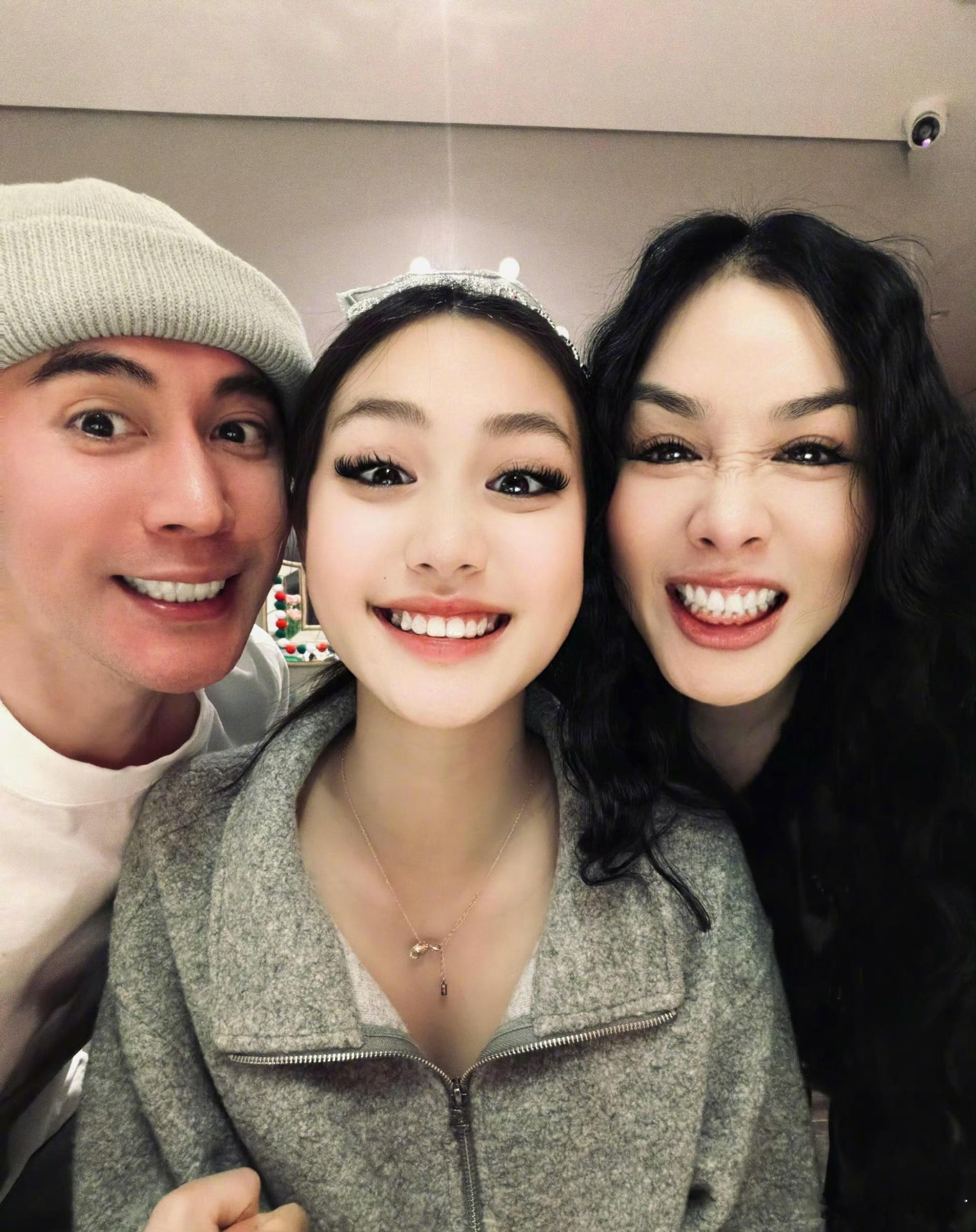 钟丽缇晒女儿考拉Cayla16岁生日照，颜值好高的一家人！！