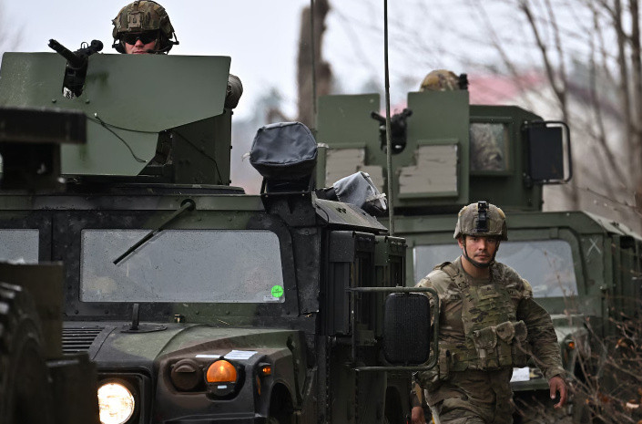 #美国精锐伞兵部队可能被投入地面战#【美精锐空降兵突然取消演习，要推地面战？】美