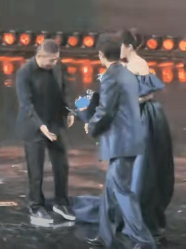 不得不说，肖战这临场反应绝了，即给足了大佬面子，又照顾到穿礼裙的杨幂，细节里全是