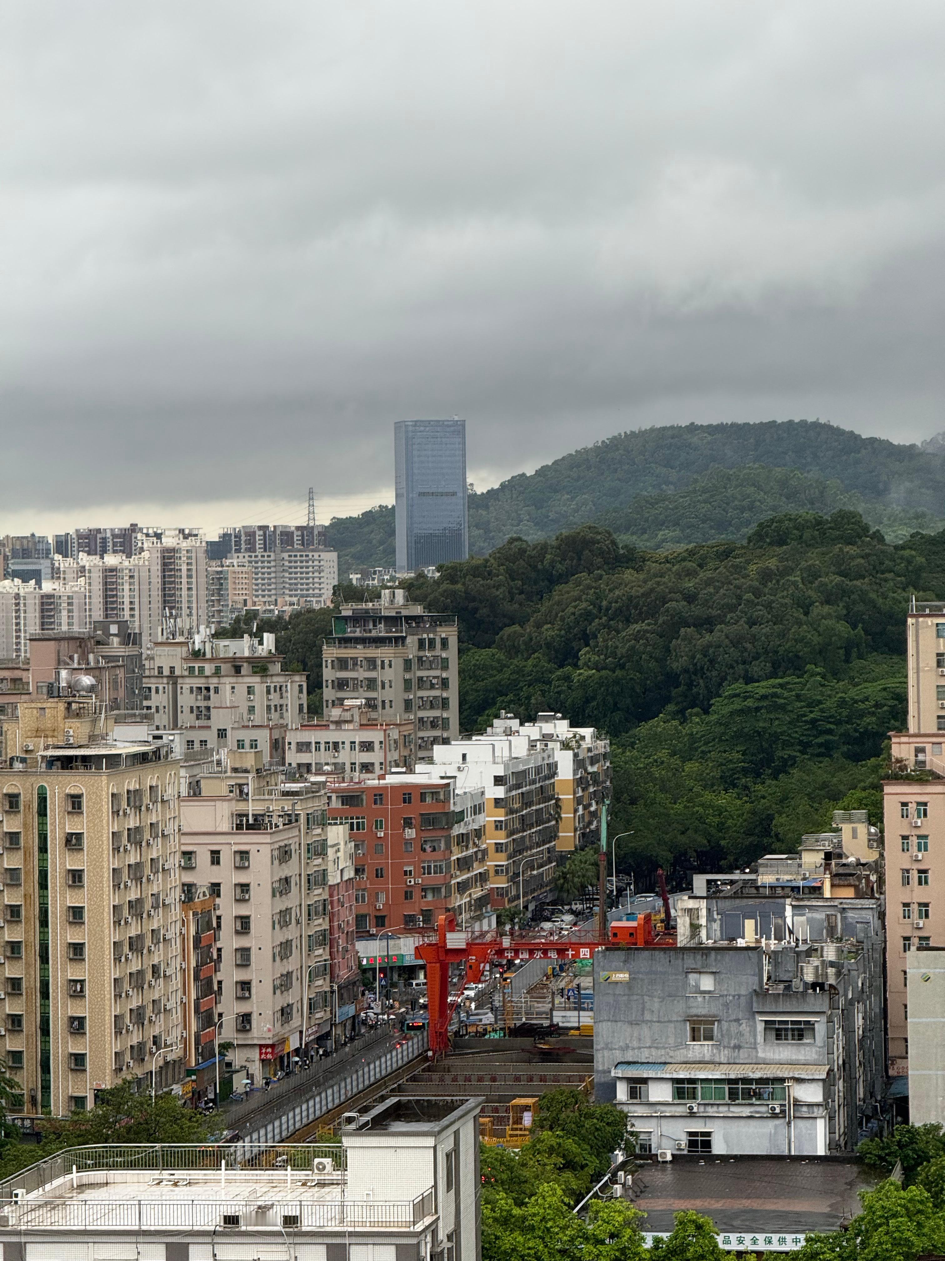 深圳暴雨哇，昨天晚上3、4点的时候真的好大雨，那个雷直接把我给吵醒啦[晕]好恐