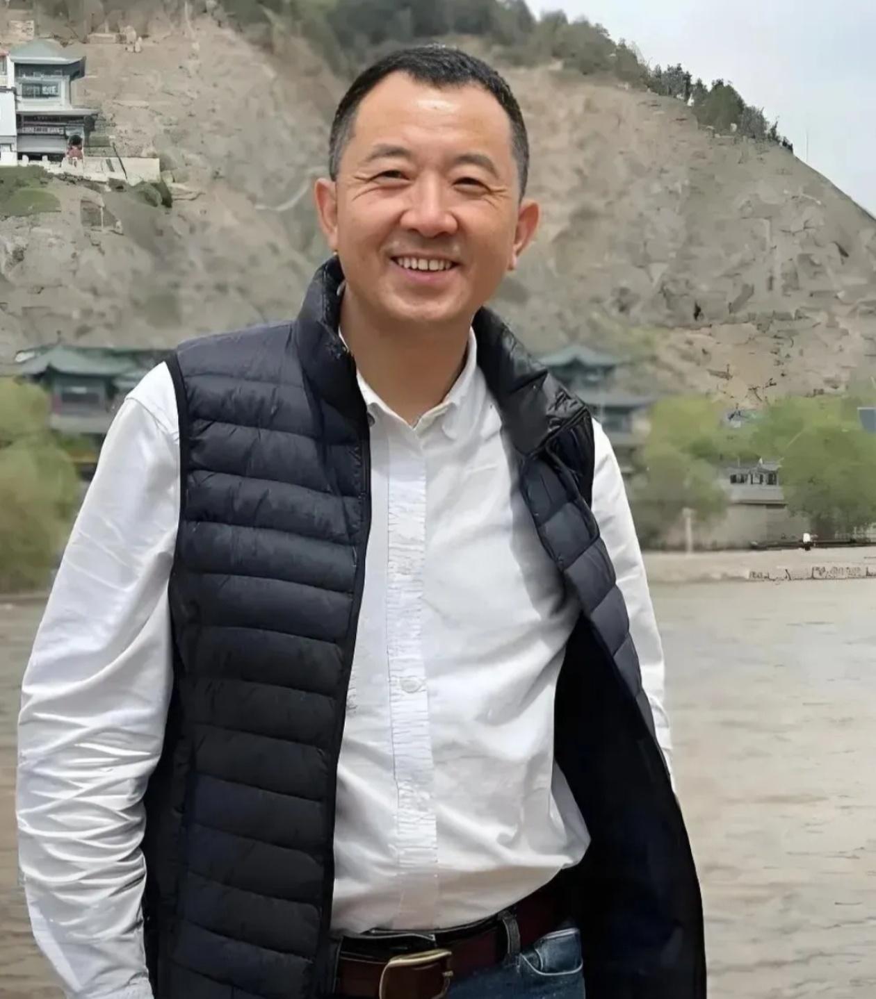 一个县委书记，当着台下几百人的面撂过这么一段话：贪官贪的钱无非俩用途，一个养儿子