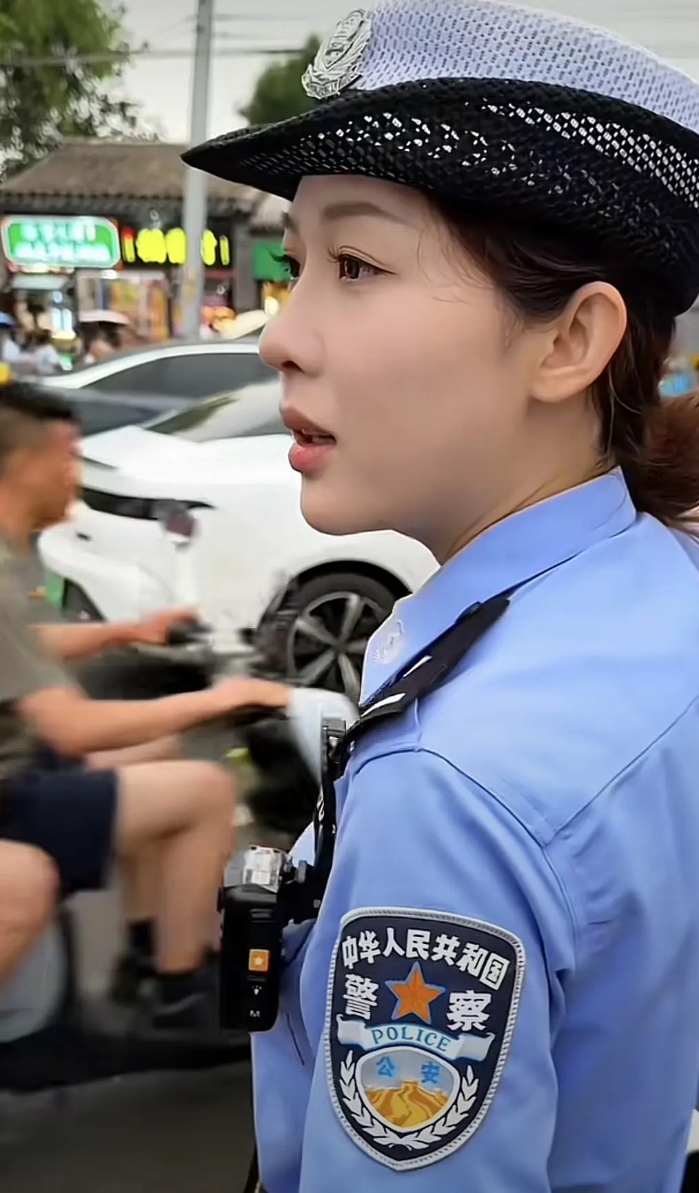 应该是警花天花板了，目前还没有看到比她漂亮的了