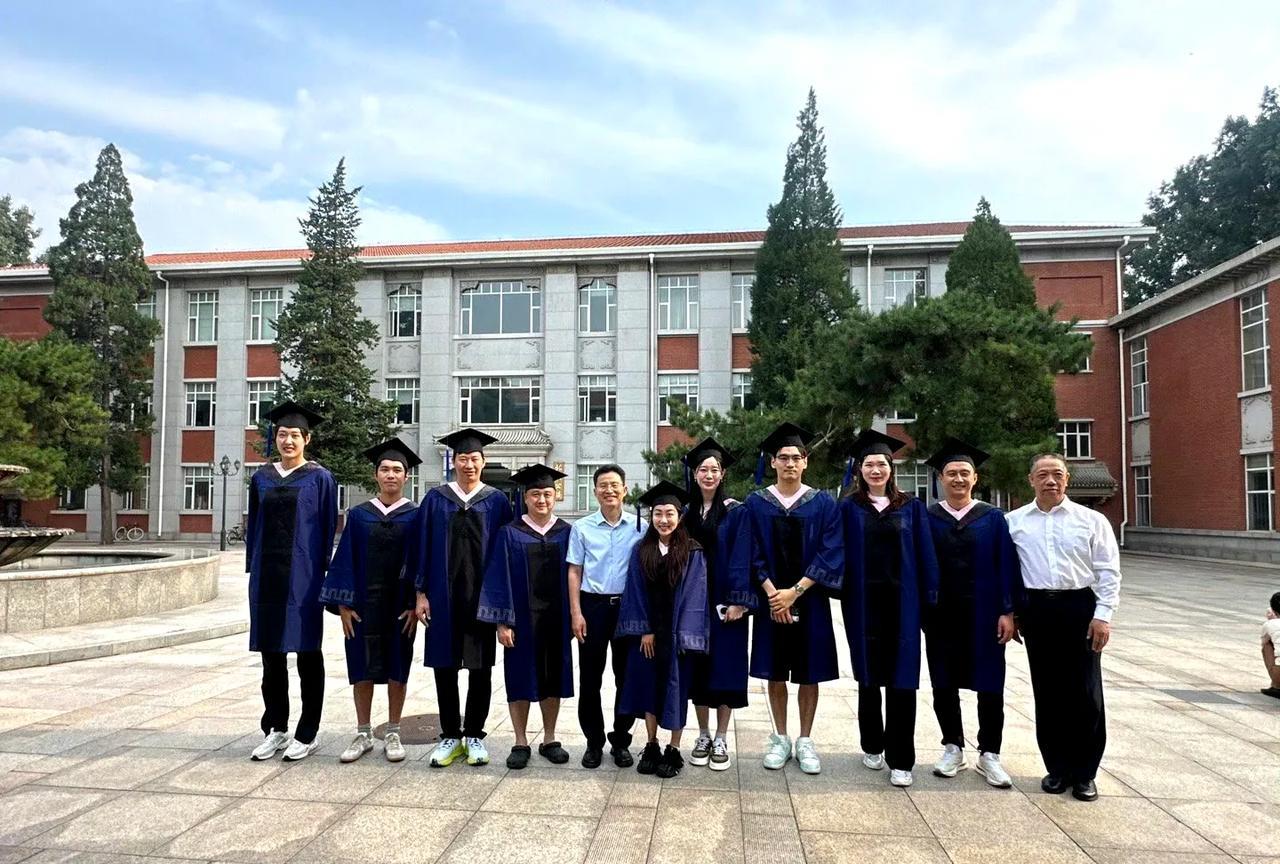 杨涵玉北体大研究生毕业。与徐嘉余、隋文静、孙一文都是同班同学。26岁的杨涵玉曾斩