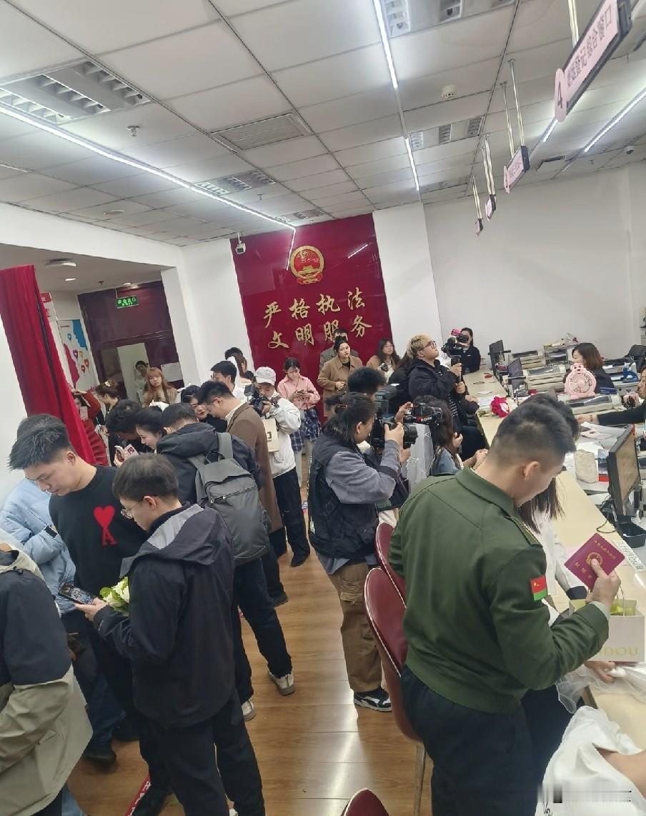 民政局炸锅！结婚大厅空了，离婚排队疯了，谁在“杀死”婚姻？当下各地民政局出