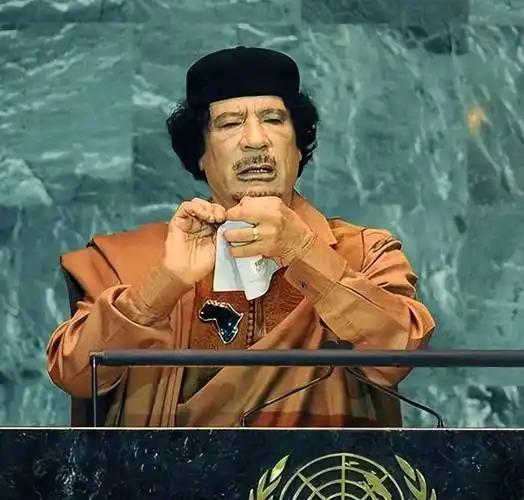 上世纪80年代，卡扎菲想弄几颗核弹“镇国”，但转了一圈都没国家愿意卖给他，于是他