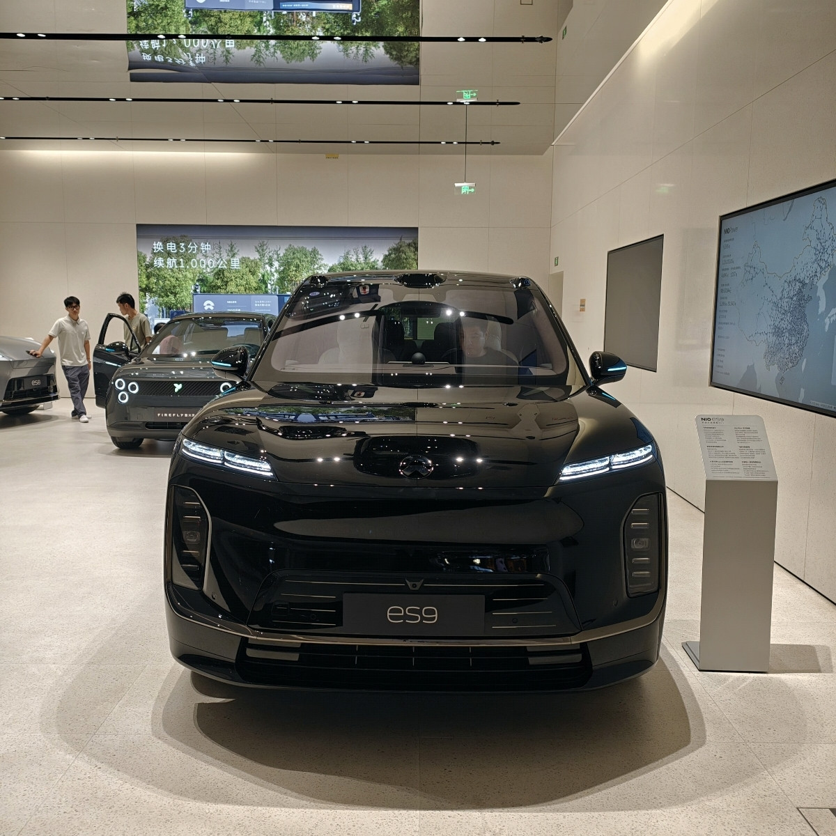 蔚来ES9定位科技行政旗舰SUV，整车购买起售价49.8万元，采用BaaS电池租用方式购买起售价为3