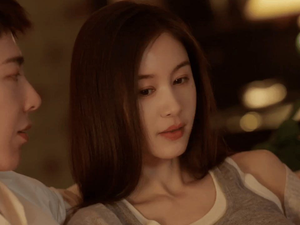 剧还没播先吻上王子文玫瑰丛生现在更是能读懂王子文的美貌了～摇曳带刺的红玫瑰，带着