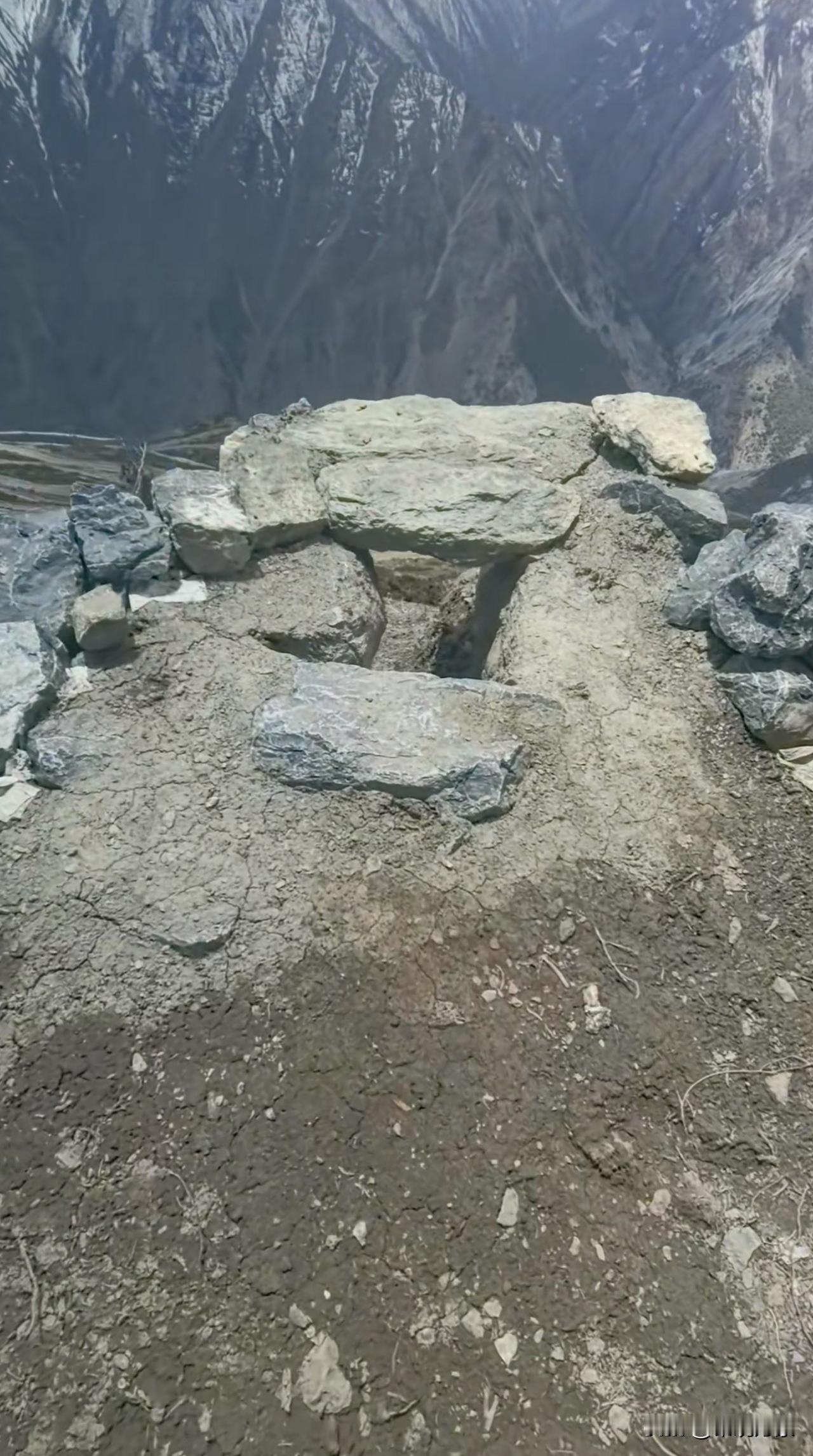 这是至今为止上过最高的厕所[笑着哭]海拔4500（露天）离边境最近的茅厕（尼