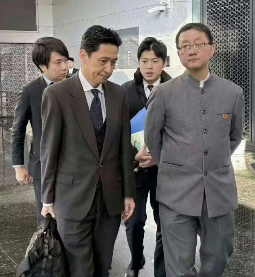 日本人真是会记仇，还特意出了个新闻，给人家取名叫“手揣兜”司长。实际上刘劲松司长