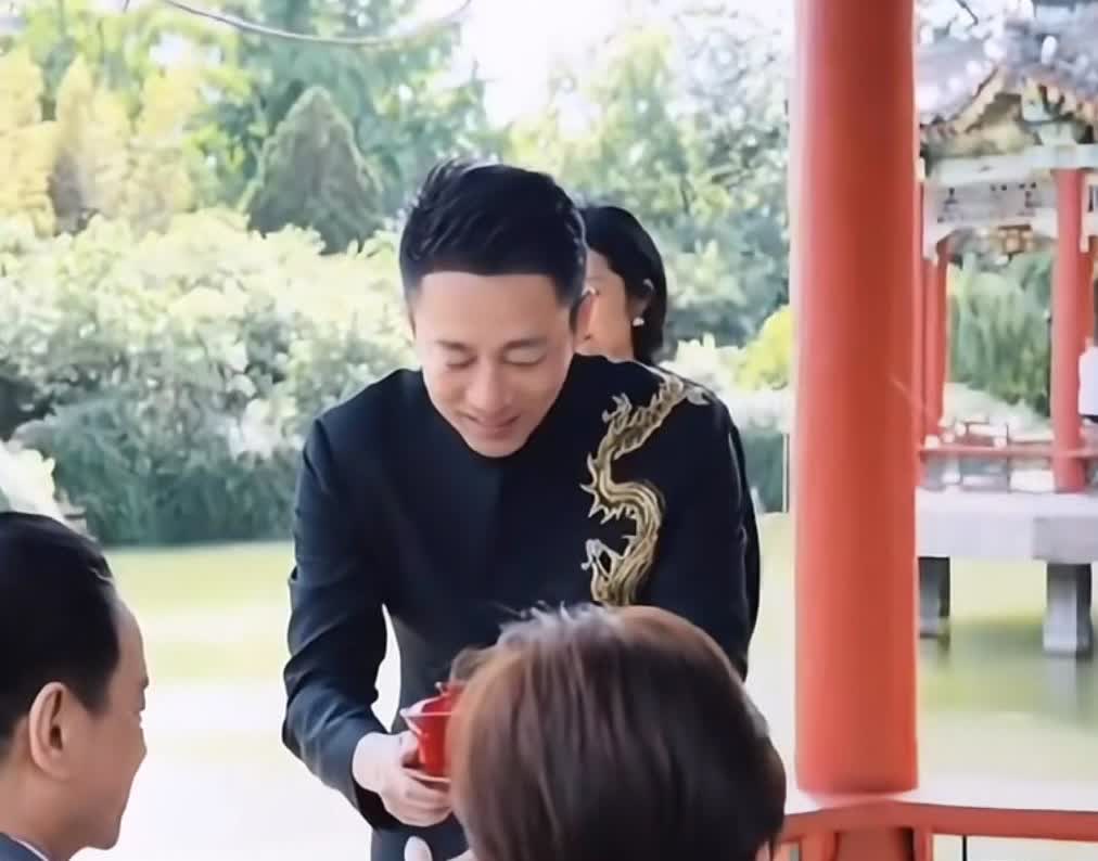 发现了吗在汪小菲马筱梅给父母敬茶的时候，张兰和汪大爷一起出现接受了儿媳妇敬的