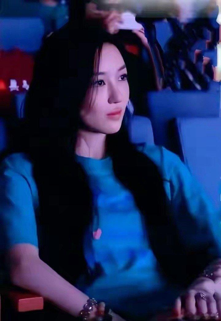 王菲19岁女儿李嫣出席活动，明媚皓齿，唇腭裂全然不见。​​​