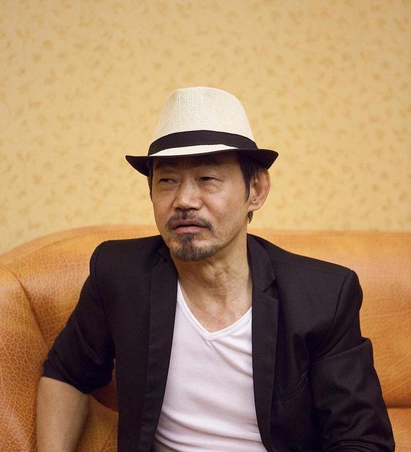 2003年，周星驰拍《功夫》，他对元华说:“你要演一个好色的包租公。”元华问:“