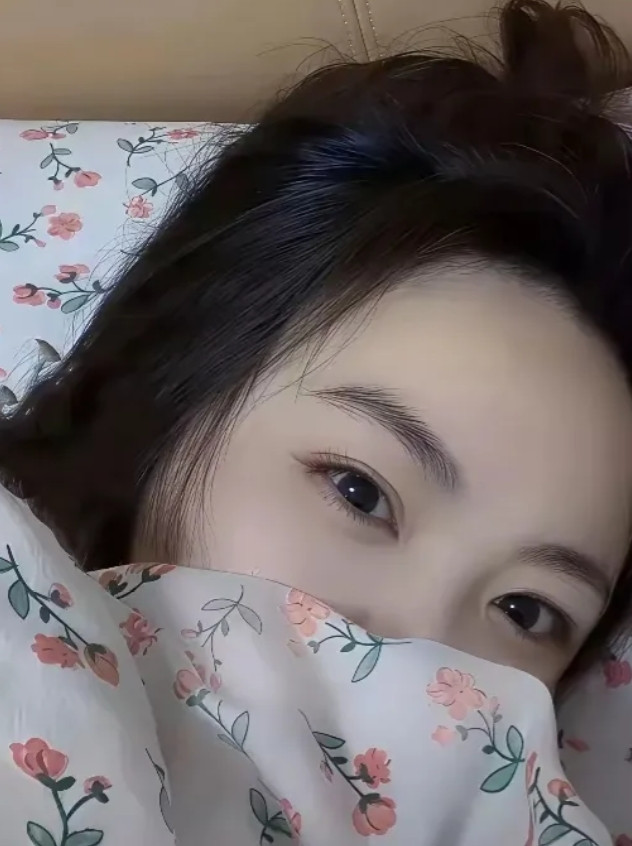 今天上午，我正在家里收拾东西，常年在外打工的老公突然回来了，我看见他后，心里特别