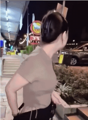 女子她居然被狗鄙视了，此时此刻，女子她想不尴尬都不行。其实，狗才不关注她的美丽