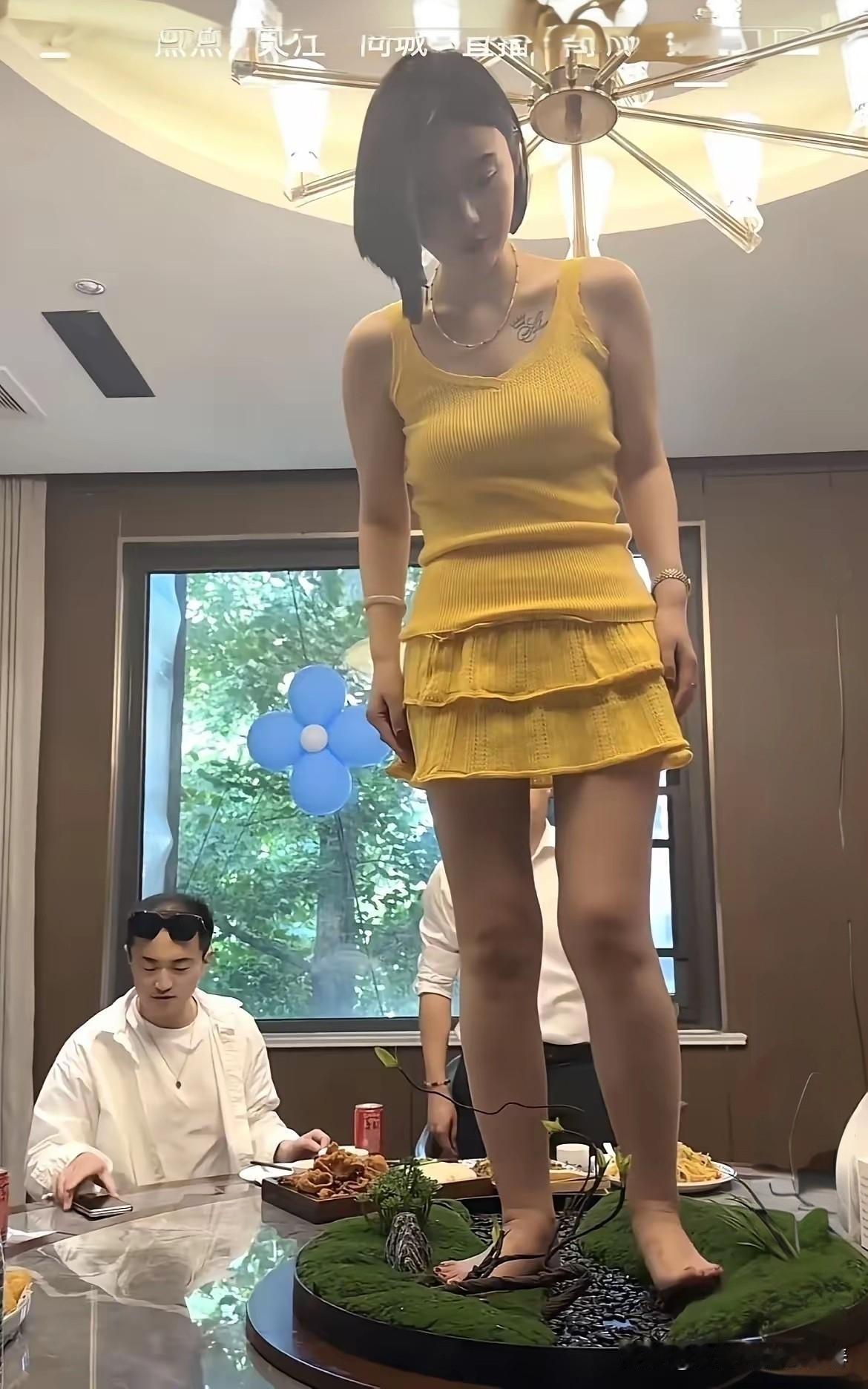在体面和赚钱之间，她选择了不怎么体面地赚钱。她是河南的还是河北的，这个不重要；她