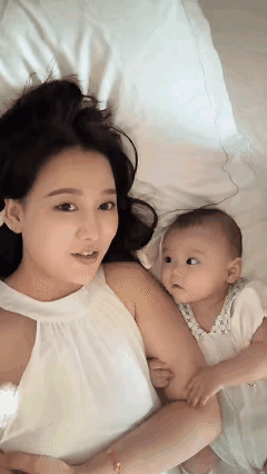 甘肃，妈妈想在一岁宝宝睡觉的时候，拍个视频作为纪念，没想到，妈妈刚拿出手机拍摄，