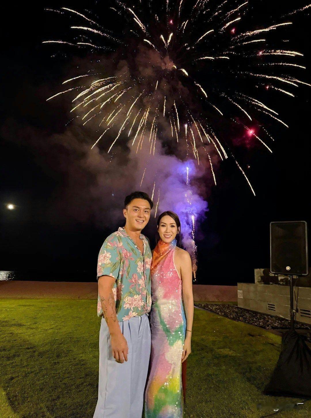 我的天！庄思明和杨明平安夜放闪简直甜到齁了！但网友全盯她肚子：整个人圆润不少，穿