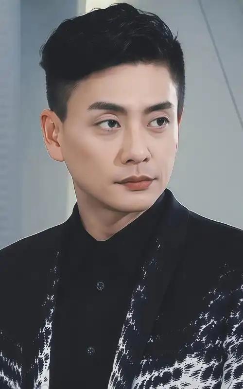 黄宗泽不停拍戏赚钱。记者就问他:“你又不结婚，又没有孩子，赚这么多钱有什么用呢？