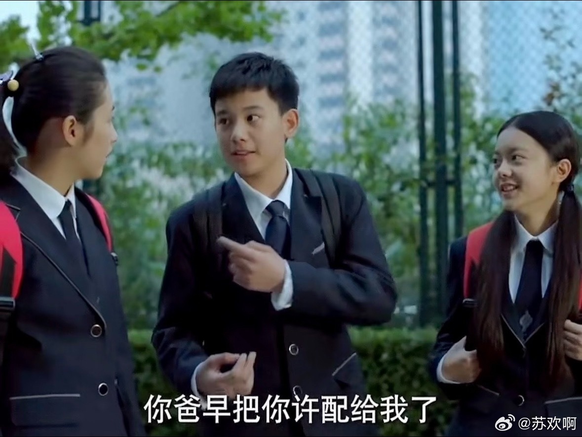 胡先煦与李宛妲确切的年龄差是2岁10个月常被称作3岁，两人同为00后演员，近期因多次被拍到同框及网传