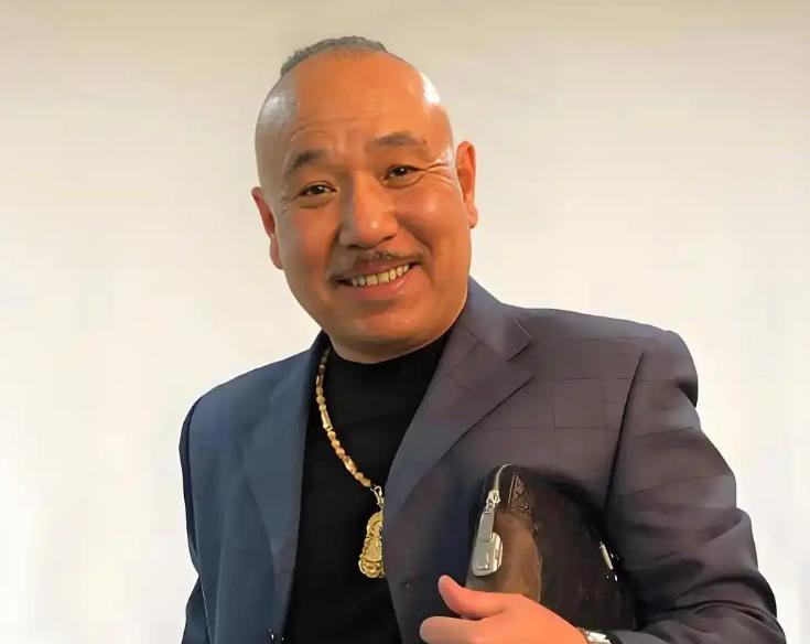 片酬千万的李幼斌，接到一个电话：“师哥，我没钱了，你来不来？”打电话的，是他发小