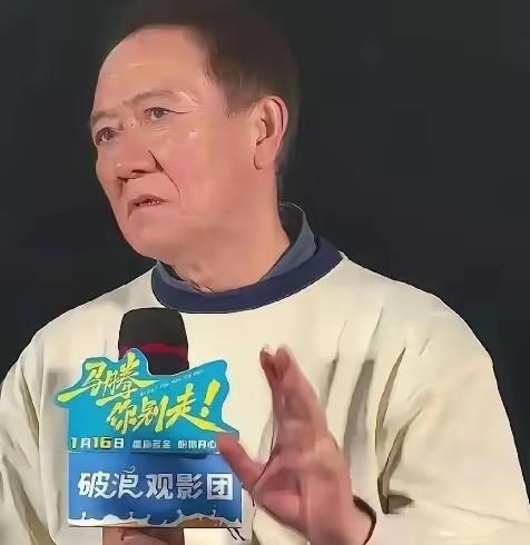 李幼斌说：我的父母现在都还在世，父亲98岁，母亲95岁，他们现在都住在养老院，每